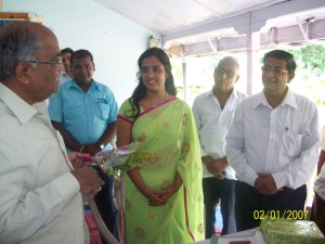 Mrs. Pallavi Kalamkar being felicitated by Mr. Sharad Chaudhary